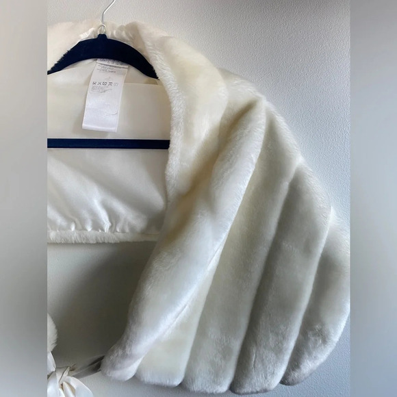 Faux fur cream wrap with satin tie - Wedding - Picture 5 of 11